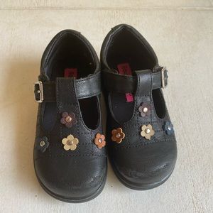 Leather shoes with flowers